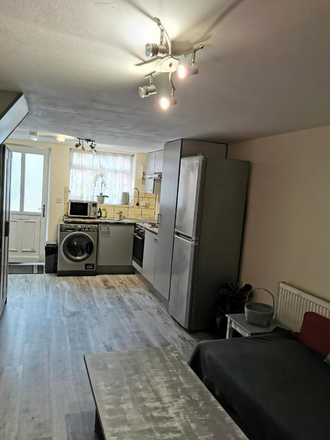 Palaz 1 - 2 Bedroom Garden Flat Edmonton Ngoại thất bức ảnh